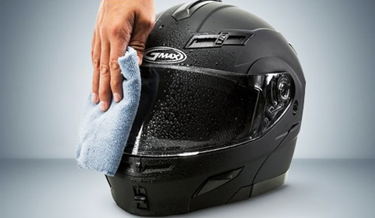 Cách giặt mũ bảo hiểm nhanh sạch mà không tốn sức